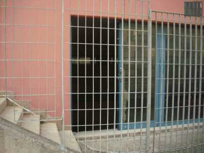 I piccoli cancelli non possono bloccare i senzatetto e i curiosi che spesso trovano entrate secondarie.